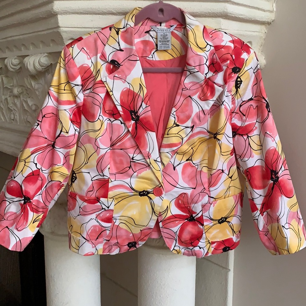 STUNNING POLISHED COTTON FLORAL JACKET.. GREAT STYLE & GOES WITH EVERYTHING🎉🎉